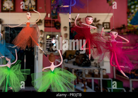 In Olinda, Pernambuco, Brasile - LUG 2018: little ballerina, ballerini, sculture bambole Foto Stock