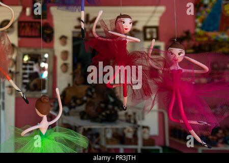 In Olinda, Pernambuco, Brasile - LUG 2018: little ballerina, ballerini, sculture bambole Foto Stock