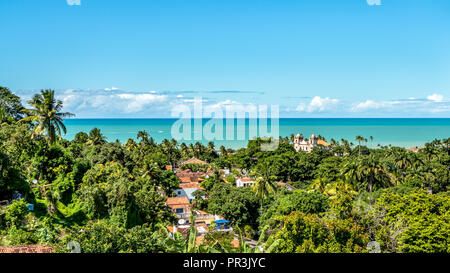 Vista aerea dell'architettura barocca della Igreja do Carmo Chiesa arrotondata con palme in Olinda, Pernambuco, Brasile Foto Stock