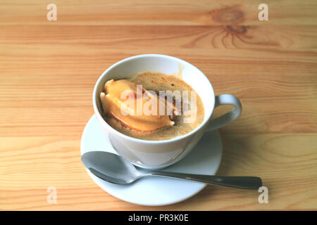 Tazza di gustosi e profumati Affogato servita su un tavolo di legno Foto Stock