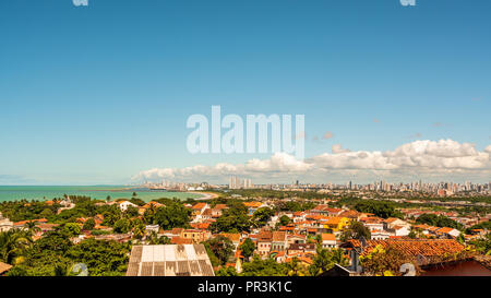 Edifici di antenna e la vista della spiaggia di Olinda e Recife nel Pernambuco, Brasile Foto Stock