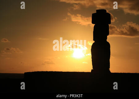 Tramonto mozzafiato sull'Oceano Pacifico con il moai la silhouette di Ahu Tahai, sito archeologico in Isola di Pasqua, Cile Foto Stock