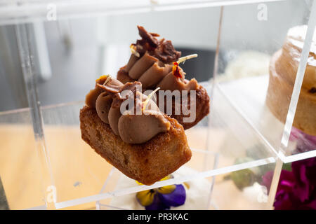 Piccola torta di nocciole madeleine, gianduja chantilly e gianduja cioccolato al latte Foto Stock