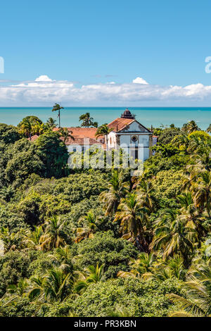 Veduta aerea della chiesa di Nostra Signora di grazia, chiesa cattolica costruita nel 1551, circondato da palme, in Olinda, Pernambuco, Brasile Foto Stock