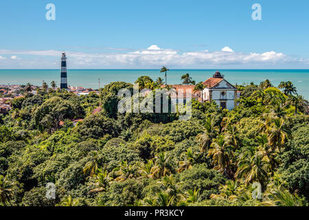 Vista aerea di Olinda faro e la chiesa di Nostra Signora delle Grazie, la chiesa cattolica costruita nel 1551, circondato da palme, in Olinda, Pernambuco, Brasile Foto Stock