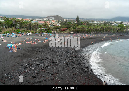 PUERTO DE LA CRUZ, Spagna - 19 luglio; 2018: una popolare spiaggia municipale con la sabbia nera vulcanica di Playa Jardin. Foto Stock