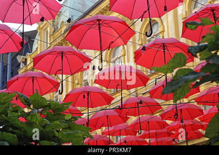 Molti open red umberlla overhead decor di strada Foto Stock