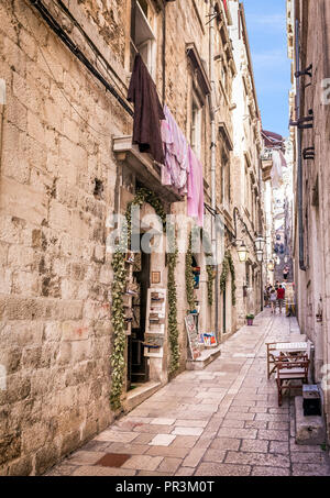 DUBROVNIK CROAZIA - Luglio 17, 2018: turisti ammirare delle splendide stradine del paese vecchio di Dubrovnik in Croazia Foto Stock