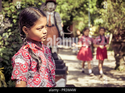 BALI, Indonesia - 25 Aprile 2018: giovani allievi felici balinese indossa abiti di scuola presso la scuola primaria sull isola di Bali, Indonesia Foto Stock