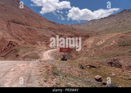 Immagini dura sul telecomando Pamir Highway, dalla Kyzyl-Art passano sul percorso a Lago Karakul in Tajikiestan Foto Stock