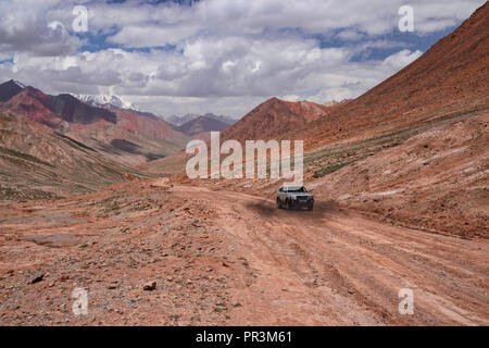 Immagini dura sul telecomando Pamir Highway, dalla Kyzyl-Art passano sul percorso a Lago Karakul in Tajikiestan Foto Stock