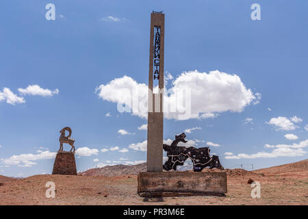 Immagini dura sul telecomando Pamir Highway, dalla Kyzyl-Art passano sul percorso a Lago Karakul in Tajikiestan Foto Stock