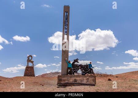 Immagini dura sul telecomando Pamir Highway, dalla Kyzyl-Art passano sul percorso a Lago Karakul in Tajikiestan Foto Stock