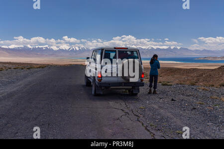 Immagini dura sul telecomando Pamir Highway, dalla Kyzyl-Art passano sul percorso a Lago Karakul in Tajikiestan Foto Stock