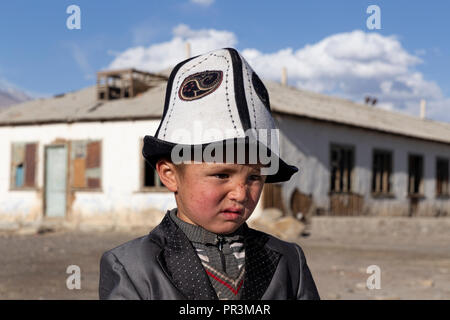 Immagini dura sul telecomando Pamir Highway, dalla Kyzyl-Art passano sul percorso a Lago Karakul in Tajikiestan Foto Stock