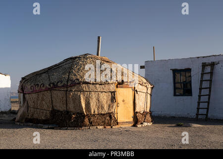Immagini dura sul telecomando Pamir Highway, dalla Kyzyl-Art passano sul percorso a Lago Karakul in Tajikiestan Foto Stock