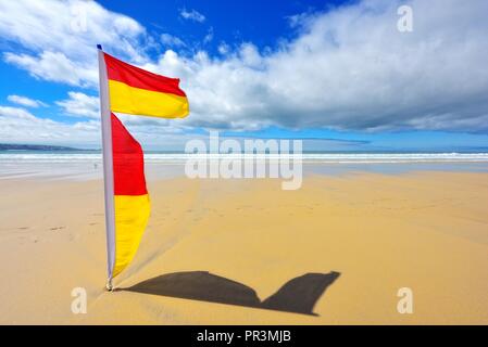 RNLI,spiaggia bandiera di sicurezza,Messico Towans Beach, Phillack, Hayle,cornwall,l'Inghilterra,UK Foto Stock