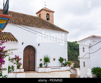 Santa cattolica chiesa Ana con Minareto Arabo torre campanaria, vecchio villaggio moresco sulla rotta Mudejar, Salares, Axarquia, Andalusia, Spagna Foto Stock