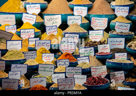 Una selezione di spezie venga venduta a Rouhollah Bazaar di Shiraz, Iran Foto Stock