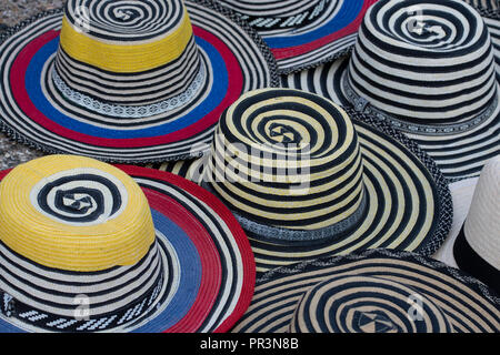 Tradizionale colorato colombiano di cappelli di paglia da venditori  ambulanti in Colombia è più importante celebrazione del folklore, il  carnevale di Barranquilla, Colombia Foto stock - Alamy