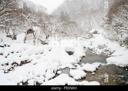 Splendida piscina di primavera calda sotto la neve pesante, Takaragawa onsen, Gunma ,Giappone Foto Stock