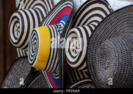 Sud America, Colombia Cartagena. Colorato di cappelli di paglia. Foto Stock