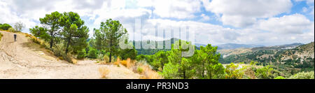 Panorama di montagna GR itinerario a piedi 249 con uomo a camminare sulla via, Sierras de Tejeda parco naturale, Salares, Axarquia, Andalusia, Spagna Foto Stock