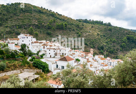 Vista di case bianche in stile Mudejar route mountain village, Sierras de Tejeda parco naturale, Salares, Axarquia, Andalusia, Spagna Foto Stock