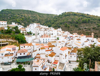 Vista di case bianche in stile Mudejar route mountain village, Sierras de Tejeda parco naturale, Salares, Axarquia, Andalusia, Spagna Foto Stock