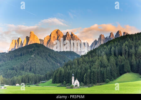 St Johann Chiesa Santa Maddalena Dolomiti Italia Foto Stock