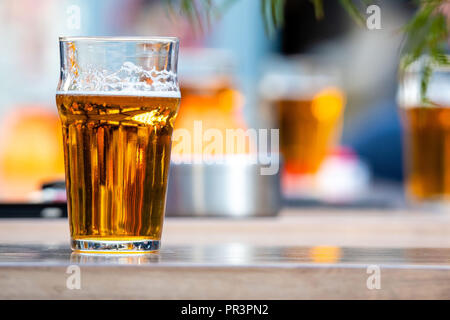 Bicchieri di birra sul tavolo da caffè. Foto Stock
