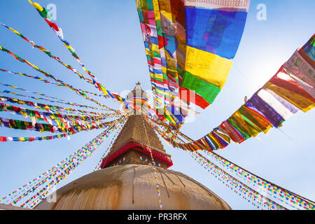 Stupa Boudhanath con colorati bandiere di preghiera, gli occhi di Buddha e golden mandala a Kathmandu, Nepal, più famosa del buddismo tibetano simbolo tra te nepalese Foto Stock