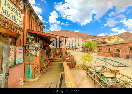 Il calicò, CA, Stati Uniti d'America - Agosto 15, 2018: fossili e minerali e veranda in legno in Cowboy Theme Park.Calico è stata designata Stato d'argento Rush città fantasma di California, San Bernardino County. Foto Stock