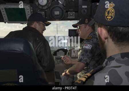 CORAL SEA (Luglio 22, 2017) Capt. Larry McCullen (sinistra), comandante della Amphibious Assault nave USS Bonhomme Richard (LHD 6), parla con Royal Australian Navy Capt. Guy Holthouse, mare Combat Commander per il talismano di Saber 2017 combinata Forza anfibia, sulla nave's bridge durante un multi-nave a vela di gruppo durante il talismano di Saber 17. Talismano Saber è una biennale U.S.-australiano esercizio bilaterale tenutosi al largo della costa australiana intende conseguire l'interoperabilità e rafforzare gli Stati Uniti-Australian alliance. Foto Stock