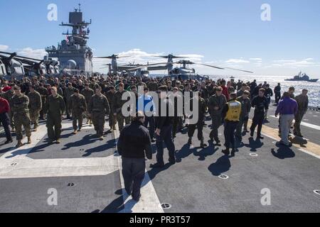 CORAL SEA (Luglio 22, 2017) Marinai e Marines a bordo dell'assalto anfibio nave USS Bonhomme Richard (LHD 6) Condotta di un oggetto estraneo detriti (DOM) walkdown prima di operazioni di volo durante il talismano di Saber 17. Talismano Saber è una biennale U.S.-australiano esercizio bilaterale tenutosi al largo della costa australiana intende conseguire l'interoperabilità e rafforzare gli Stati Uniti-Australian alliance. Foto Stock