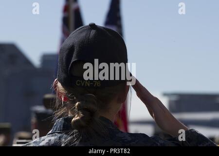 Petty Officer di terza classe Joanna Grandall saluta il U.S. e bandiere Australiano durante la cerimonia di chiusura dell esercizio talismano Saber 17 a bordo della USS Ronald Reagan CVN (76), portati a Brisbane, Queensland, Australia, 25 luglio 2017. Grandall è un membro di equipaggio con Ronald Reagan e nativo di Port Charlotte, Florida. Talismano Saber è un esercizio biennale progettata per migliorare l'interoperabilità tra l'Australia e le forze americane. Il trentunesimo MEU sta prendendo parte in talismano Saber 17 mentre distribuito su una regolarmente pianificate pattuglia dei Indo-Asia-regione del Pacifico. Foto Stock