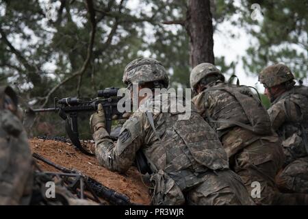 Soldati con Indiana la Guardia Nazionale è bravo Company, 1° Battaglione, 293rd Reggimento di Fanteria, 76th della brigata di fanteria combattere Team impegnarsi obiettivi durante la partecipazione in un'esercitazione a fuoco in corrispondenza della giunzione Readiness Training Center a Fort Polk, Louisiana, martedì 25 luglio. ( Foto Stock