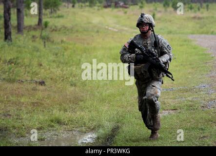 Un soldato con Indiana la Guardia Nazionale è bravo Company, 1° Battaglione, 293rd Reggimento di Fanteria, 76th della brigata di fanteria combattere la squadra si prepara a sferrare un attacco contro un bersaglio mentre partecipando a un'esercitazione a fuoco in corrispondenza della giunzione Readiness Training Center a Fort Polk, Louisiana, martedì 25 luglio. ( Foto Stock