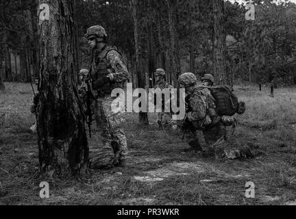 Soldati con Indiana la Guardia Nazionale è bravo Company, 1° Battaglione, 293rd Reggimento di Fanteria, 76th della brigata di fanteria contro il team di partecipare a un'esercitazione a fuoco in corrispondenza della giunzione Readiness Training Center a Fort Polk, Louisiana, martedì 25 luglio. ( Foto Stock