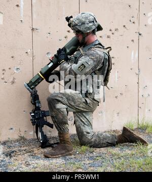 Un soldato con Indiana la Guardia Nazionale è bravo Company, 1° Battaglione, 293rd Reggimento di Fanteria, 76th della brigata di fanteria combattere la squadra si prepara a fuoco un A-4 Anti-Tank arma durante la partecipazione in un'esercitazione a fuoco in corrispondenza della giunzione Readiness Training Center a Fort Polk, Louisiana, martedì 25 luglio. ( Foto Stock