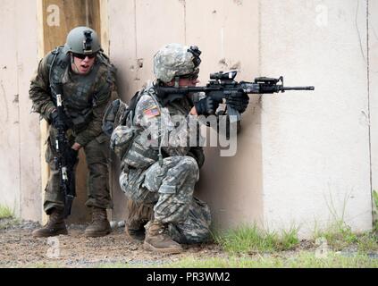 Soldati con Indiana la Guardia Nazionale è bravo Company, 1° Battaglione, 293rd Reggimento di Fanteria, 76th della brigata di fanteria contro il team di partecipare a un'esercitazione a fuoco in corrispondenza della giunzione Readiness Training Center a Fort Polk, Louisiana, martedì 25 luglio. ( Foto Stock