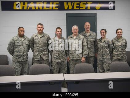 Direttore della Air National Guard, Lt. Gen. L. Scott riso, e Ang comando Master Chief Sgt. Ronald Anderson, pongono con Tech. Sgt. Anthony Sherrod, Staff Sgt. Randy Downs, Tech. Sgt. Jeffery Jackson, Senior Airman Mallory Ranker e Airman 1a classe autunno Davis dopo coniatura di una cerimonia di premiazione che si terrà il 26 luglio 2017 a McLaughlin Air National Guard Base, Charleston, W.Va. Riso e Anderson ha riconosciuto le straordinarie conquiste degli aviatori per i loro contributi alla missione e di eroismo del fuori servizio. Foto Stock