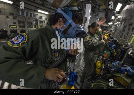 Stati Uniti Air Force Master Sgt. Linda W. Daniels, Istituto di medicina aeronautica tecnico di evacuazione, 514th Medicina Aeronautica squadrone di evacuazione, 514th aria mobilità ala, controlla il suo MA-1 a piedi attorno a bottiglia durante una evacuazione di medicina aeronautica missione di addestramento a bordo di un 305Aria Mobilità ala C-17 Globemaster III a Nashville, Tennessee, luglio 29, 2017. La formazione ha lo scopo di insegnare agli infermieri di volo e di medicina aeronautica tecnici Evacuazione come rispondere agli scenari durante l evacuazione dei malati o feriti personale e come gestire le situazioni mediche che potrebbero verificarsi durante il volo. Il 514th Medicina Aeronautica Squadr di evacuazione Foto Stock