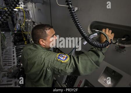 Stati Uniti Air Force Master Sgt. Louis J. Muzyka, Istituto di medicina aeronautica tecnico di evacuazione, 514th Medicina Aeronautica squadrone di evacuazione, 514th aria mobilità ala, attribuisce un flessibile di ossigeno per un montante il sistema di lettiera durante una evacuazione di medicina aeronautica missione di addestramento a bordo di un 305Aria Mobilità ala C-17 Globemaster III a Nashville, Tennessee, luglio 29, 2017. La formazione ha lo scopo di insegnare agli infermieri di volo e di medicina aeronautica tecnici Evacuazione come rispondere agli scenari durante l evacuazione dei malati o feriti personale e come gestire le situazioni mediche che potrebbero verificarsi durante il volo. Il 514th Istituto di medicina aeronautica Foto Stock