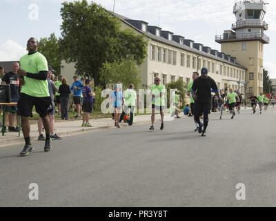 I soldati e i membri della famiglia del XII Combattere la Brigata Aerea e U.S. Presidio militare di Ansbach ha preso parte nel ventoso25 5k Memorial correre intorno al Katterbach Army Airfield, Ansbach, Germania Luglio 28, 2017. Windy25 era il segno di chiamata del velivolo da Fox Company, 159Reggimento Aviazione "Big ventoso'. Hanno compiuto il sacrificio estremo mentre serve all'Operazione Enduring Freedom, in Afghanistan il 6 aprile 2005. Il ventoso25 Memorial Fund è stato creato per onorare il loro lascito sostenendo attivamente i familiari e superstiti di tutta la nostra nazione eroi. Foto Stock