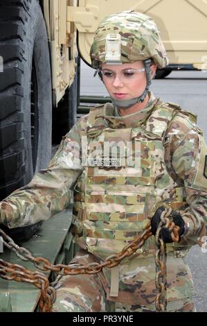 Spc. Felicia Weinsinger pone come Cpl. Weinsinger Luglio 25 durante un servizio fotografico presso l'U.S. La riserva di esercito di attrezzature del sito di concentrazione 27. Weinsinger era uno dei sei soldati che sono stati recentemente volato in base comuneGuire-Dix Mc-Lakehurst, New Jersey per un servizio fotografico con riserva di esercito di comunicazioni, Esercito e Marketing Research Group e esercito degli Stati Uniti il reclutamento di comando. Lei sarà presentato su prossime pubblicità e poster. Lei è attualmente assegnato al 412 Ingegnere teatro il comando. Foto Stock