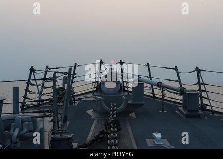 Mar Giallo (29 luglio 2017) Il Arleigh Burke-class guidato-missile destroyer USS John S. McCain (DDG 56) transita attraverso il Mar Giallo. McCain è di pattuglia nel Mar Giallo a sostegno della sicurezza e della stabilità in Indo-Asia-regione del Pacifico. Foto Stock
