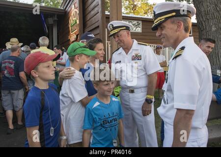 OSHKOSH, Wisconsin (28 luglio 2017) - Posteriore Adm. Bruce L. Gillingham, vice capo dell' Ufficio di presidenza di medicina e chirurgia, la prontezza e la salute, e Cmdr. Brian Badura delle forze della flotta comando, interagire con i visitatori del Experimental Aircraft Association (EAA AirVenture 2017, che correva in congiunzione con Green Bay/Fox Cities Navy settimana. Navy settimana programmi servono come NEGLI STATI UNITI Navy Il principale sforzo di divulgazione in aree del paese che la mancanza di una significativa presenza della Marina Militare, aiutando gli americani a capire che il loro Marina è distribuito in tutto il mondo, circa l'orologio, pronto a difendere l'America in tutti i tempi. Foto Stock