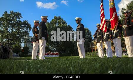 Il tenente generale Ronald L. Bailey, vice comandante, piani, politiche e operazioni, si prepara a ricevere riconoscimenti da il Comandante del Marine Corps, Gen. Robert B. Neller, durante la sua pensione cerimonia alla caserma marini di Washington D.C., luglio 31, 2017. Bailey è stata più recentemente assegnato alla sede Marine Corps e servito 40 onorevoli anni nel corpo. Foto Stock