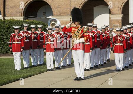 Master Sgt. Duane F. King, grande tamburo, "proprie del Presidente degli Stati Uniti" Banda di Marino, saluta la festa ufficiale durante una cerimonia di pensionamento per Lt. Gen. Ronald L. Bailey, vice comandante, piani, politiche e operazioni, a caserma marini di Washington D.C., Luglio, 31, 2017. Bailey è stata più recentemente assegnato alla sede Marine Corps e servito 40 onorevoli anni nel corpo. Foto Stock